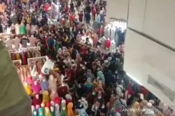 Polda-TNI buat posko pengamanan cegah kerumunan di Pasar Tanah Abang