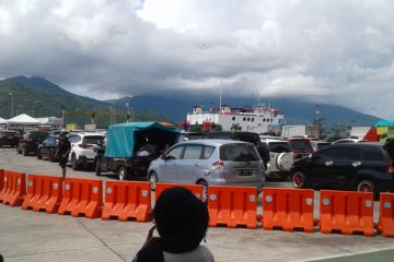 Penumpang kapal fery Ternate-Tidore membludak