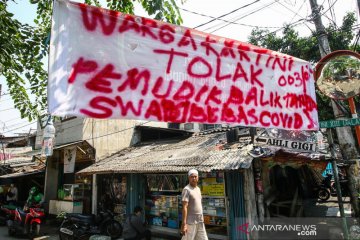 Spanduk peringatan untuk pemudik yang kembali ke Ibu Kota