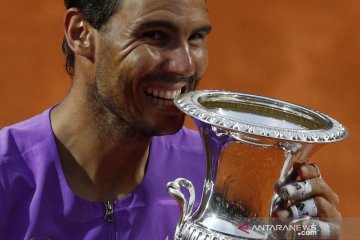 Rafael Nadal gigit trofi juara Italia Terbuka 2021