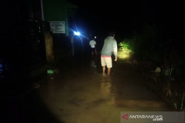 Sungai meluap, banjir putuskan jalan provinsi di Mukomuko-Bengkulu