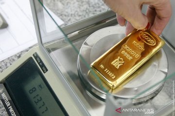 Emas dekati level tertinggi dua minggu di Asia saat dolar melemah