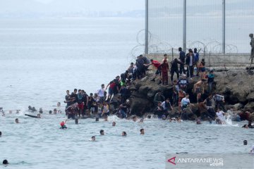 Imigran Maroko berenang lintasi laut menuju Spanyol