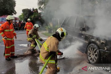 Sebuah Range Rover terbakar di Rawamangun