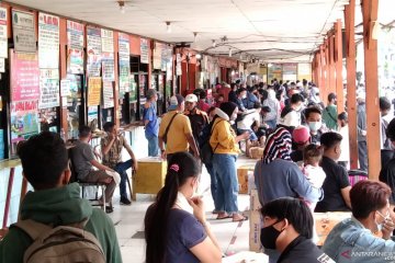 Terminal Kalideres juga padat penumpang mudik