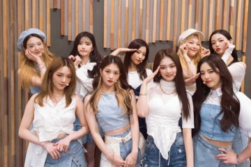 fromis_9 kembali dengan konsep liburan virtual saat pandemi di "WE GO"