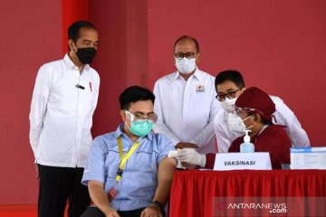 Presiden tinjau vaksinasi dan proyek kereta cepat Jakarta-Bandung