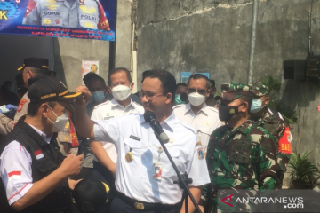 Anies tukar topi dengan Ketua RW 05 Sunter Agung