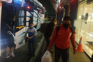 Bus AKAP tiba di Pulogebang disemprot disinfektan