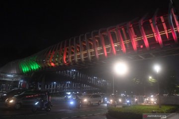 Lampu hias JPO di Jakarta menyala berwarna bendera Palestina