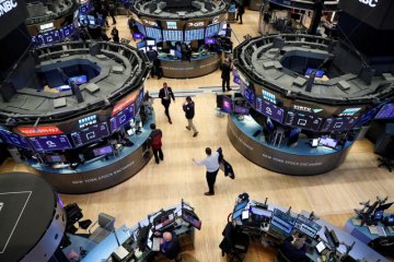 Wall Street jatuh terseret saham telekomunikasi, Dow jatuh 267 poin