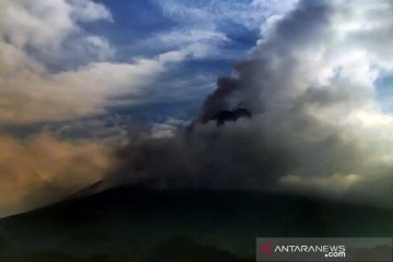 Awan panas guguran Gunung Merapi meluncur sejauh 1,8 km