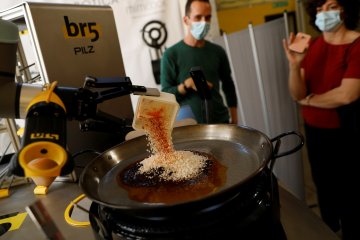 Robot pembuat paella dapat pujian dari chef Spanyol