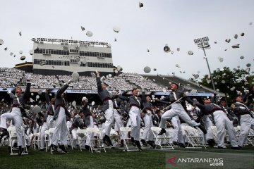 Meriahnya upacara kelulusan di Akademi Militer AS West Point
