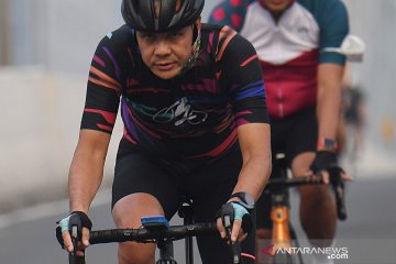 Gubernur Jateng Ganjar Pranowo pacu sepeda di jalanan Ibu Kota