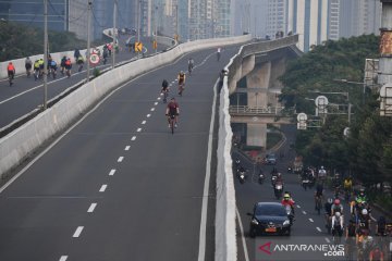 Uji coba lintasan road bike di jalan layang non tol (JLNT) Kampung Melayu-Tanah Abang