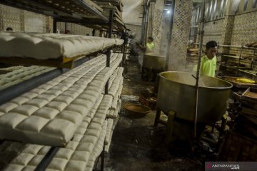 Industri rumahan tahu Cibuntu berencana mogok produksi akibat naiknya harga kedelai