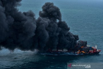 Kapal kontainer MV X-Press Pearl terbakar di lepas pantai Colombo
