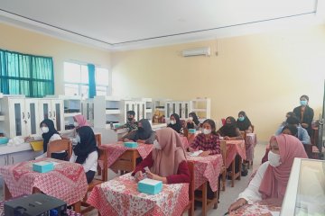 Itera latih guru dan siswa di Bandarlampung produksi masker kecantikan