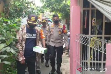 Tim gabungan Jaksel semprot disinfektan di RT yang "lockdown" mikro