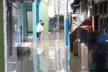 Banjir setinggi 120 cm rendam permukiman warga di Kampung Melayu