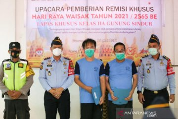 Sebanyak 1.078 narapidana Buddha menerima remisi Waisak