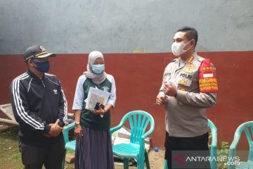 Polres Jaksel serahkan bantuan pangan untuk warga jalani karantina