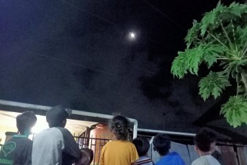 Warga Kota Sorong berbondong-bondong nonton gerhana bulan