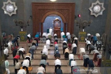 Terapkan prokes warga Kota Cirebon tunaikan shalat gerhana