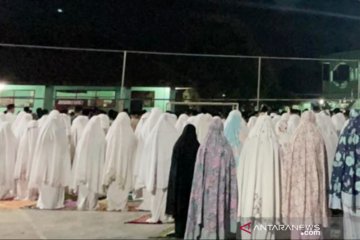 Santri di Ciomas Bogor tunaikan shalat gerhana bulan