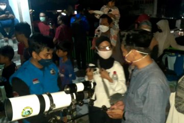 Warga Yogyakarta antusias saksikan "super blood moon"
