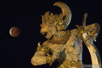 Gerhana bulan total di Denpasar