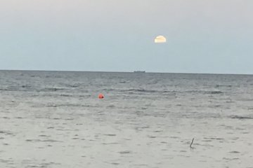 Gerhana bulan terlihat dari Ranowangko Beach