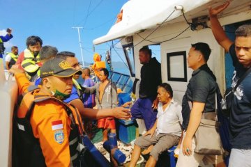 Kemenhub-Tim SAR evakuasi KM Karya Indah, seluruh penumpang selamat