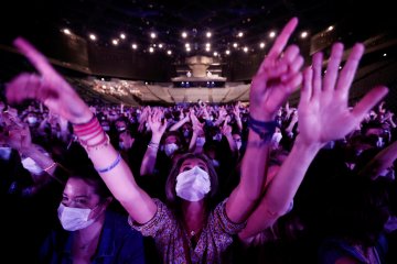 Paris uji coba konser di dalam ruangan dengan masker dan tes COVID-19