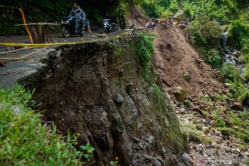 Jalan penghubung antarprovinsi di Lebak longsor akibat hujan