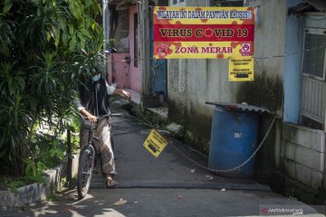 Satgas COVID-19 karantina sebuah gang permukiman warga di Jagakarsa