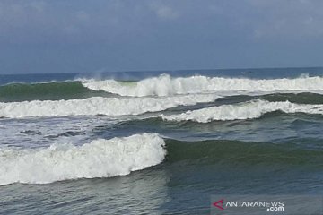 BMKG: Tinggi gelombang perairan selatan Jabar-DIY capai 4-6 meter