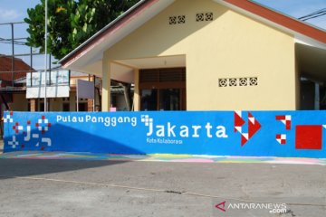 Pulau Panggang pampang mural "Plus Jakarta Kota Kolaborasi" di dermaga