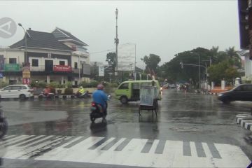 Disambar petir, tiga lampu lalu lintas di Ambon rusak