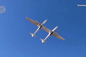 Pesawat terbesar di dunia terbang di atas gurun Mojave California