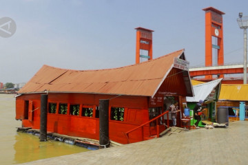 Sensasi menikmati pindang ikan di warung terapung Sungai Musi