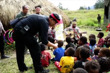 Binmas Noken Satgas Nemangkawi gelar trauma healing untuk anak-anak di Ilaga