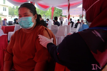 Buruh Palembang peringati Hari Buruh dengan Vaksinasi COVID-19