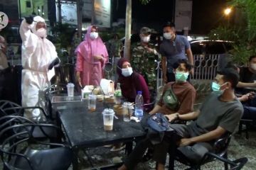 Melihat razia prokes pengunjung kafe di Lhokseumawe