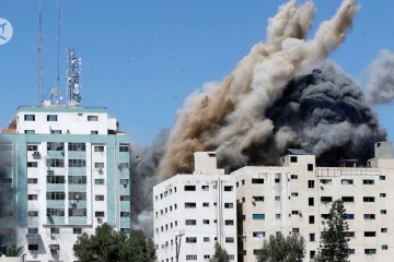 Menara media Gaza tempat AP berkantor runtuh oleh rudal Israel