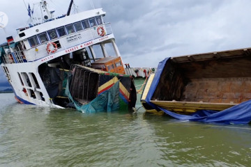 Upaya tim gabungan evakuasi belasan kendaraan dari kapal kandas