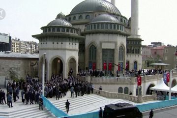 Hadirnya masjid besar mewah di jantung kota Istanbul