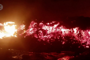 Lava cair gunung berapi Kongo membakar rumah penduduk