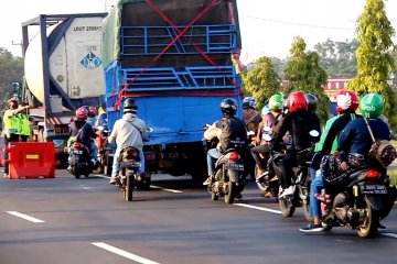 Petugas halau pemudik yang bergerombol di jalur Pantura